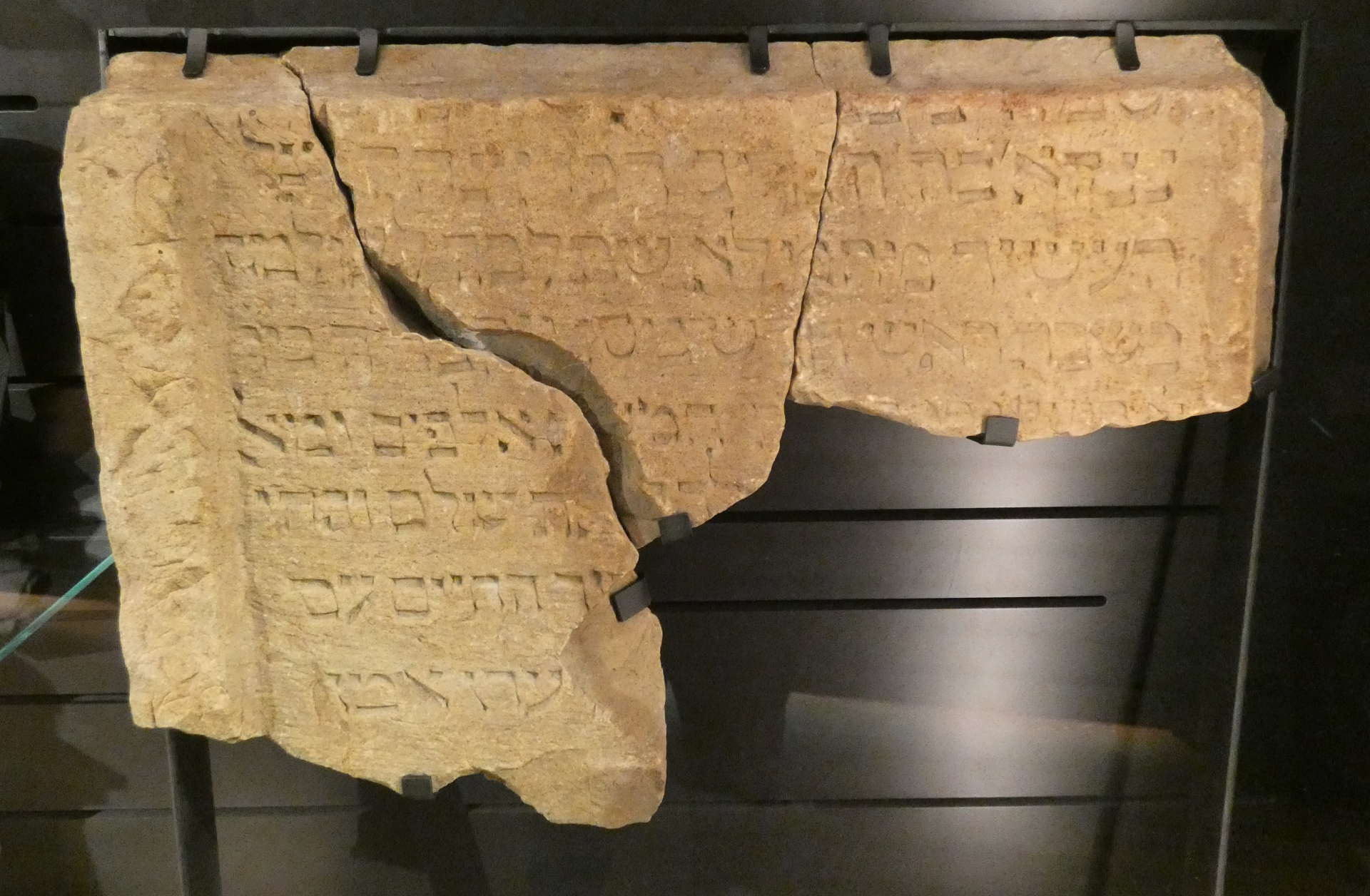 Drei Fragmente eines seltenen mittelalterlichen jüdischen Grabsteins 