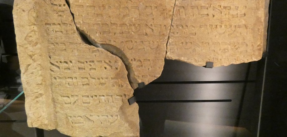 Drei Fragmente eines seltenen mittelalterlichen jüdischen Grabsteins 