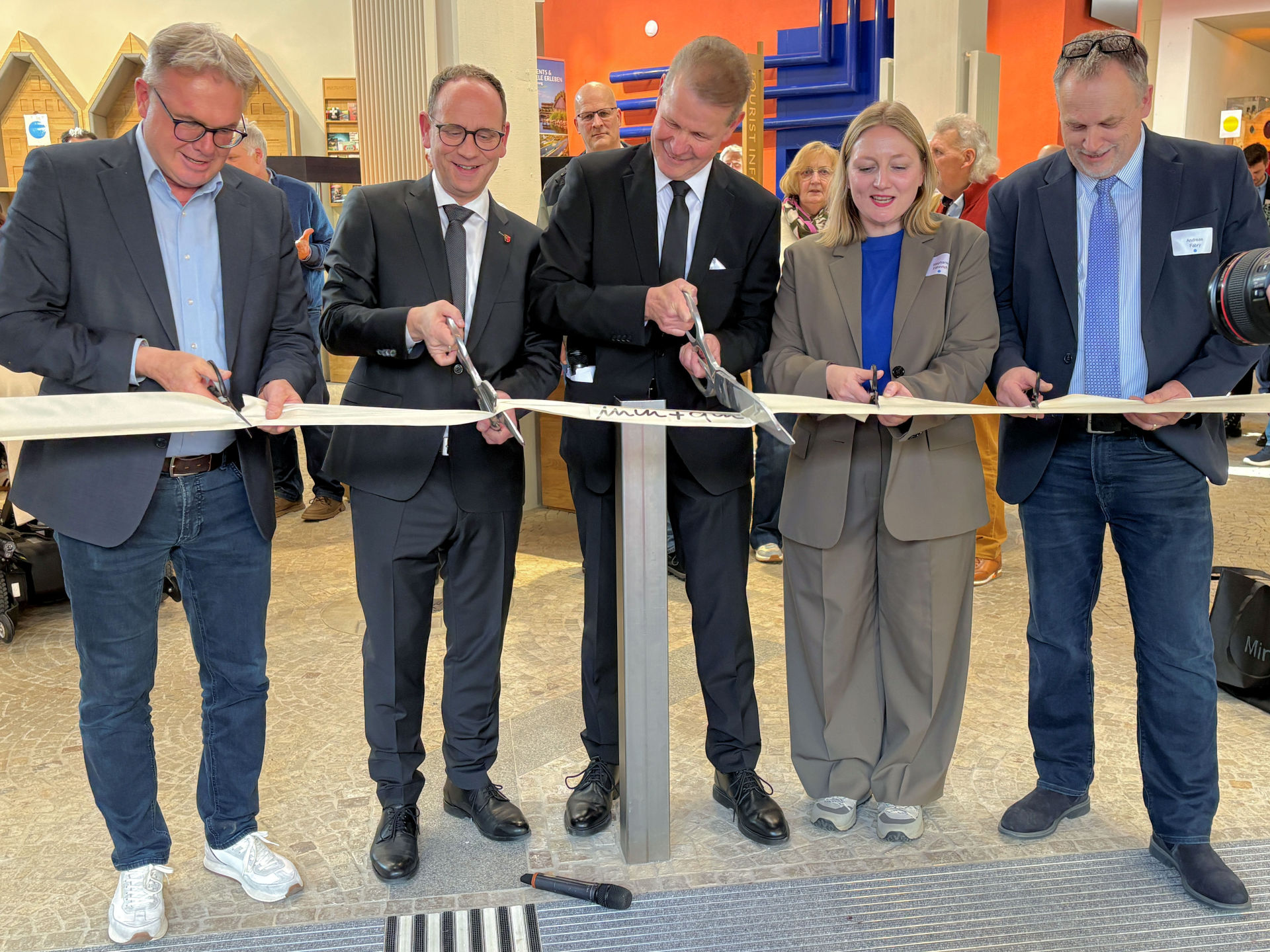 Offizielle Eröffnung der Bürgerhalle. Fünf Scheren kamen beim Durchneiden des Bandes zum Einsatz.
