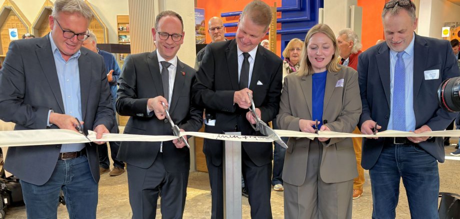 Offizielle Eröffnung der Bürgerhalle. Fünf Scheren kamen beim Durchneiden des Bandes zum Einsatz. Offizielle Eröffnung der Bürgerhalle. Fünf Scheren kamen beim Durchneiden des Bandes zum Einsatz.