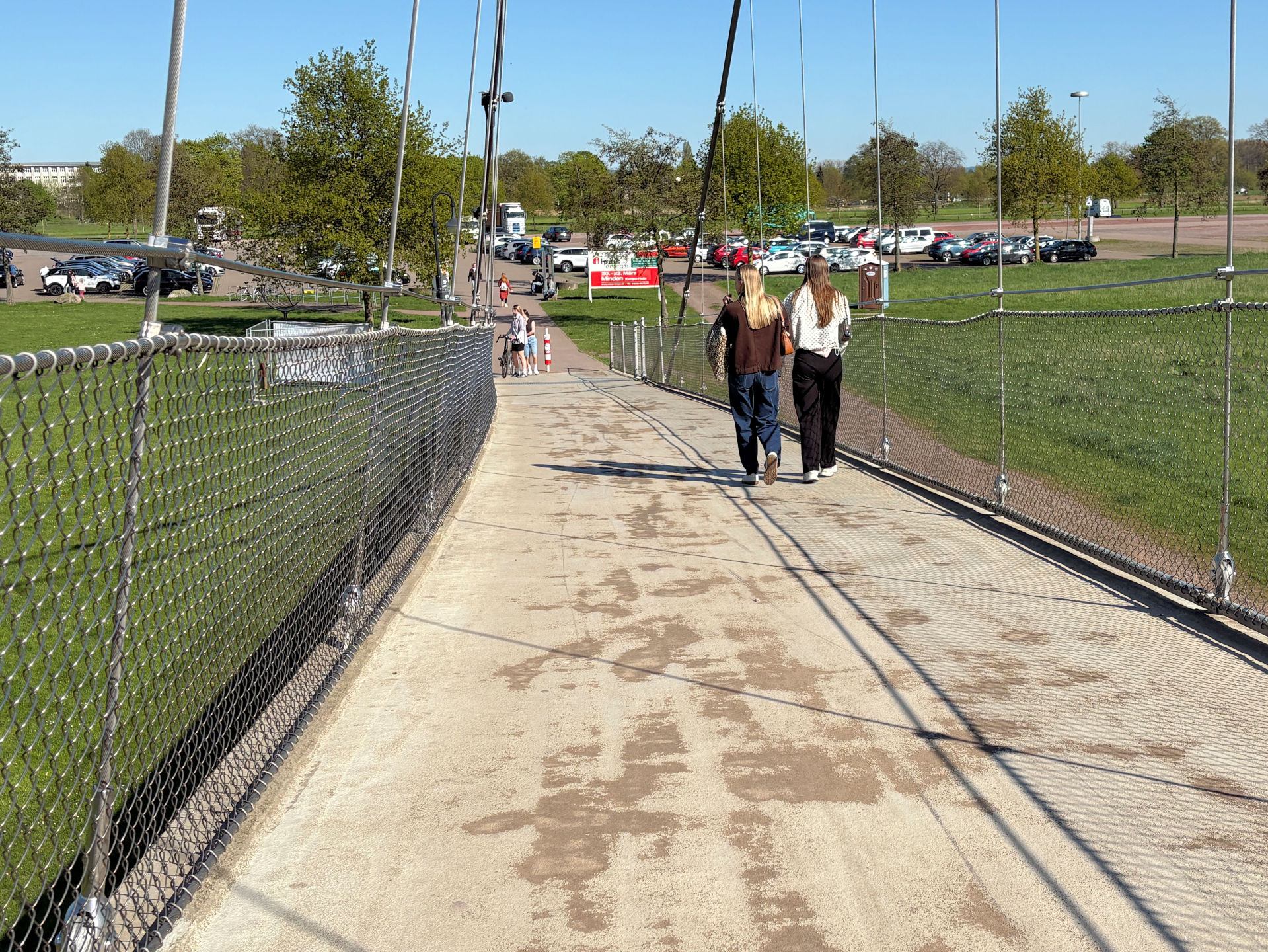 Fußgänger und Radfahrer nutzen die stark frequentierte Brücke gemeinsam