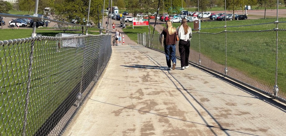 Fußgänger und Radfahrer nutzen die stark frequentierte Brücke gemeinsam