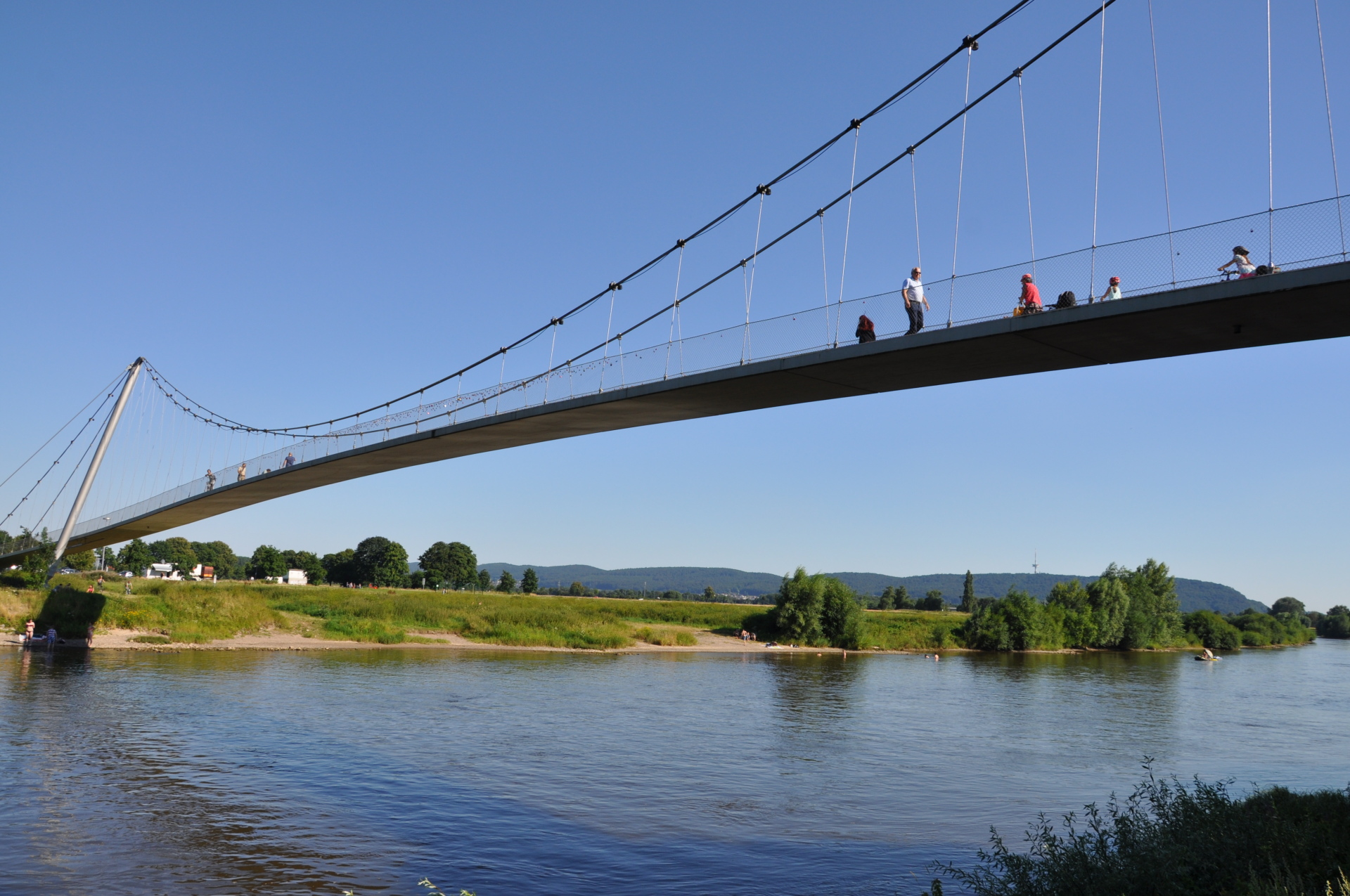 Viel genutzt: die Glacisbrücke, die die Tonhallenstraße (Innenstadt) mit dem Großparkplatz Kanzlers Weide verbindet