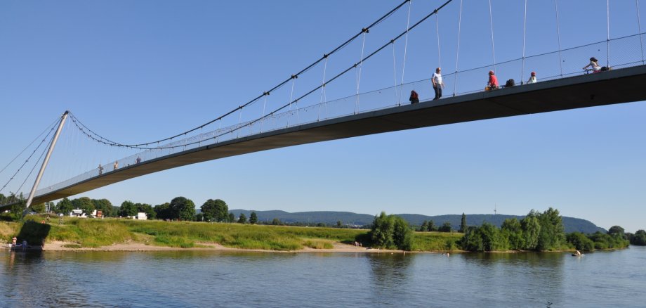 Viel genutzt: die Glacisbrücke, die die Tonhallenstraße (Innenstadt) mit dem Großparkplatz Kanzlers Weide verbindet