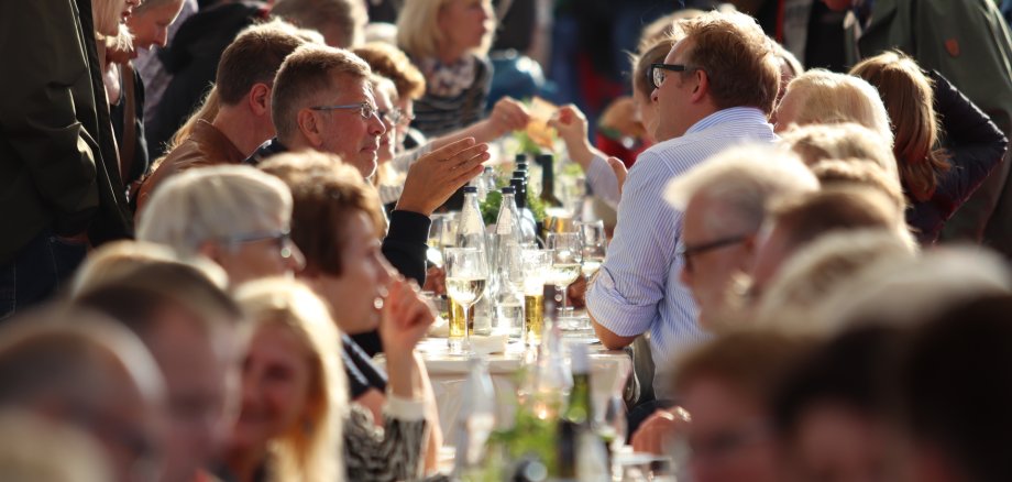 Gemeinsam genießen bei der Mindener Wein & Genussmeile Gemeinsam genießen bei der Mindener Wein & Genussmeile