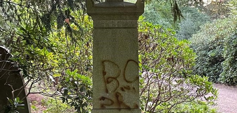 Auch Grabsteine wurden mutwillig mit Farbe besprüht 