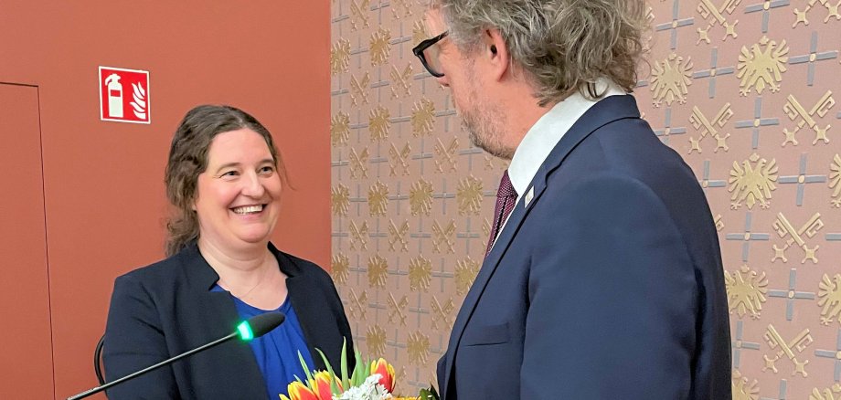 Bürgermeister Michael Jäcke (rechts) gratuliert Daniela Giannone zur Wahl