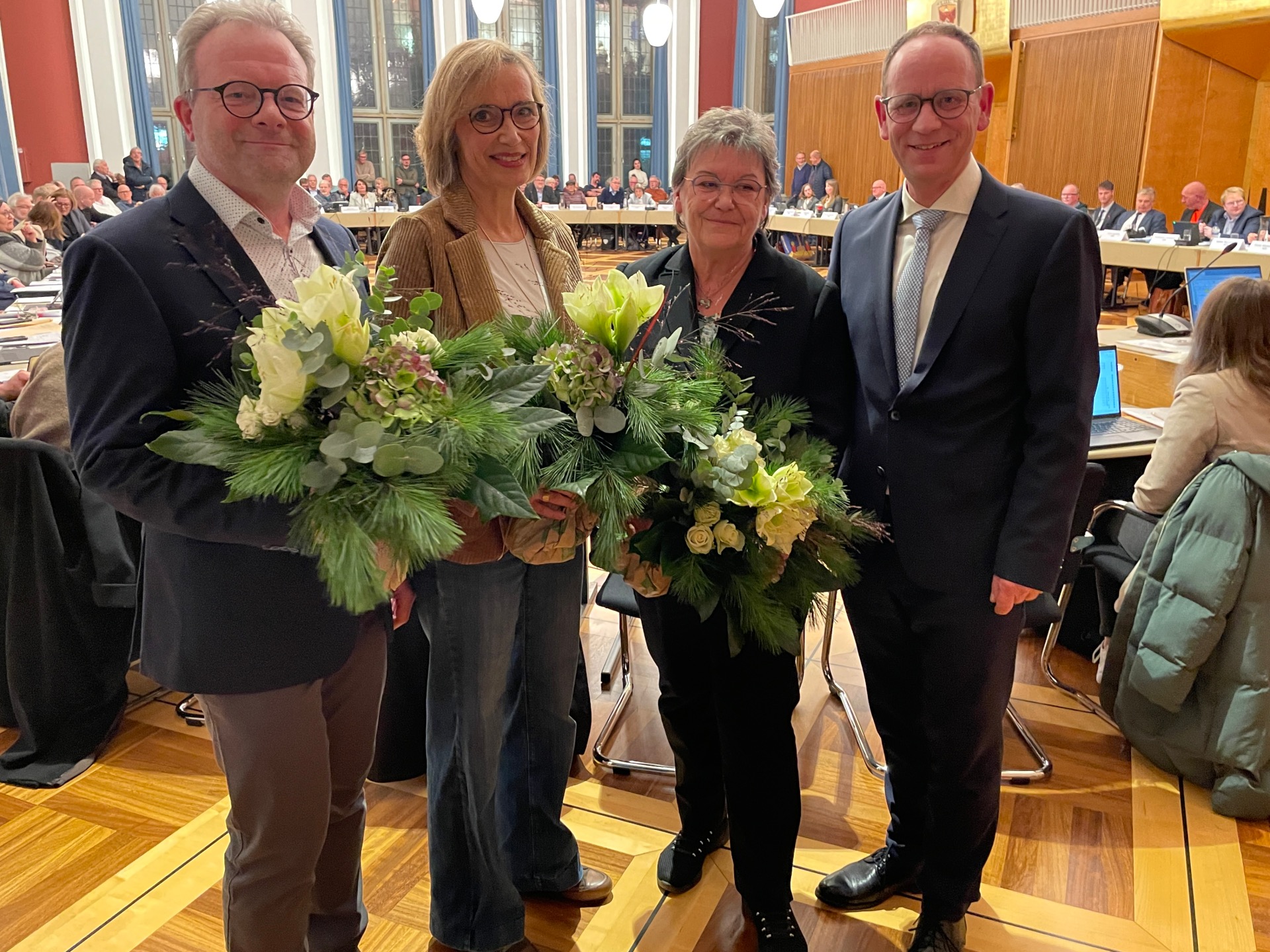 Bürgermeister Peter Kock (rechts) gratuliert seinen Stellvertreter*innen nach der Wahl und der Verpflichtung