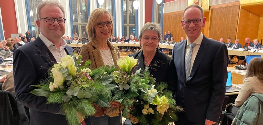 Bürgermeister Peter Kock (rechts) gratuliert seinen Stellvertreter*innen nach der Wahl und der Verpflichtung Bürgermeister Peter Kock (rechts) gratuliert seinen Stellvertreter*innen nach der Wahl und der Verpflichtung