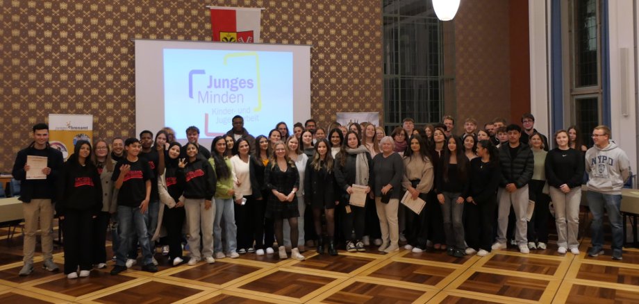 Gruppenbild der ehrenamtlich engagierten Jugendlichen in Minden Gruppenbild der ehrenamtlich engagierten Jugendlichen in Minden