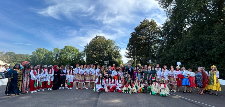 Gruppenbild mit den Ehrengästen und Tanzgruppen beim Internationalen Sport- und Kulturfest Gruppenbild mit den Ehrengästen und Tanzgruppen beim Internationalen Sport- und Kulturfest