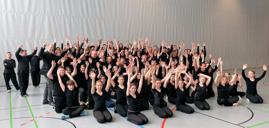 Probe für Community Dance 2024 - Gruppenbild mit allen Mitwirkenden