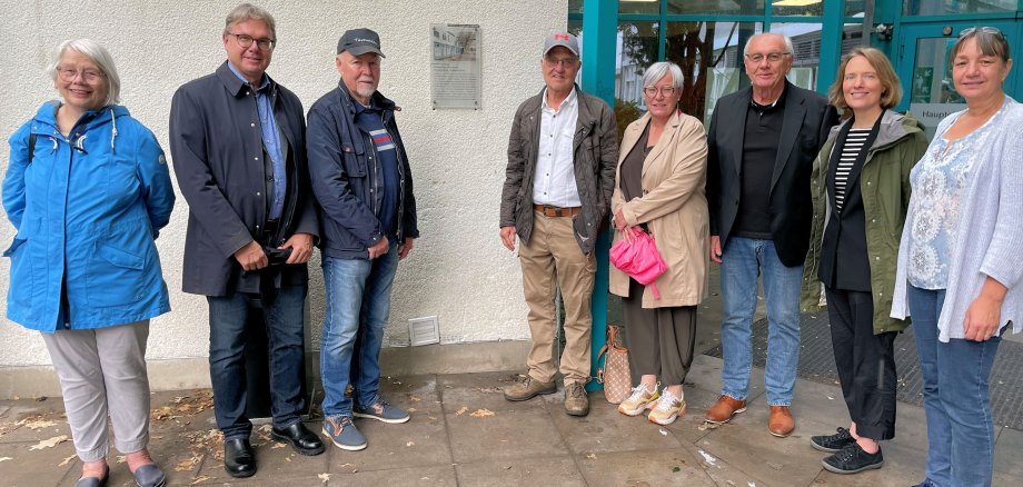 Gruppenfoto am Schild der ehemaligen Hauptschule in Todtenhausen