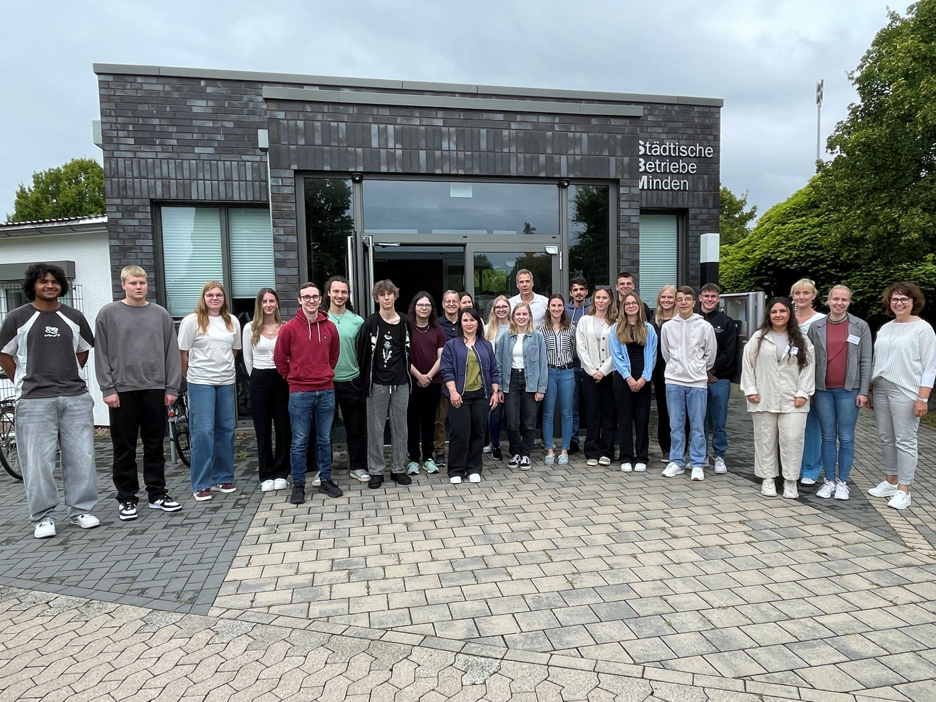 Gruppenbild der neuen Auszubildenden und Studierenden der Stadt Minden und der SBM Gruppenbild der neuen Auszubildenden und Studierenden der Stadt Minden und der SBM