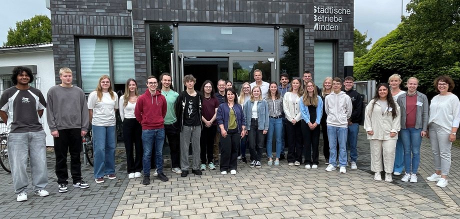 Gruppenbild der neuen Auszubildenden und Studierenden der Stadt Minden und der SBM