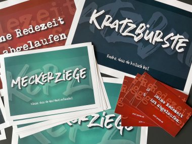 Mehrere Postkarten der Postkartenkampagne frauenpolitisches Engagement Gleichstellung 2025
