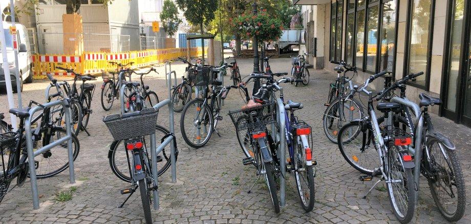 Gut genutzt - die Fahrrad-Bügel an der Tonhallenstraße Gut genutzt - die Fahrrad-Bügel an der Tonhallenstraße