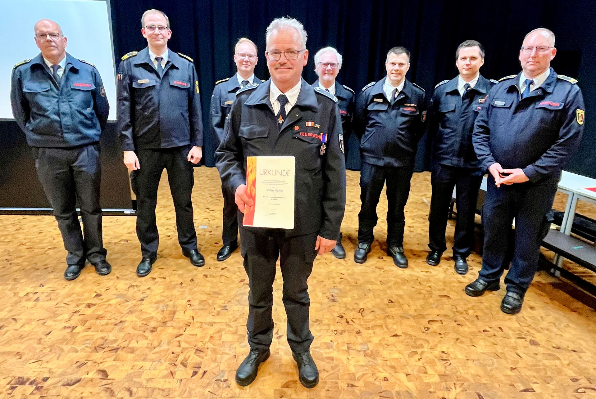 Halbjahresdienstversammlung der Feuerwehr Minden: Hier würde Volker Rüffer (vorne) mit dem Deutschen Feuerwehrehrenkreuz in Bronze geehrt. Halbjahresdienstversammlung der Feuerwehr Minden: Hier würde Volker Rüffer (vorne) mit dem Deutschen Feuerwehrehrenkreuz in Bronze geehrt.