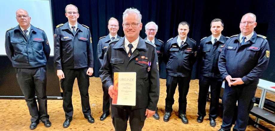 Halbjahresdienstversammlung der Feuerwehr Minden: Hier würde Volker Rüffer (vorne) mit dem Deutschen Feuerwehrehrenkreuz in Bronze geehrt.