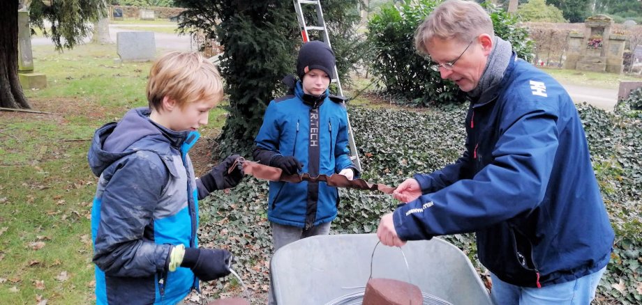 Schüler*innen der Umwelt-AG hängen Nistkästen auf Schüler*innen der Umwelt-AG hängen Nistkästen auf
