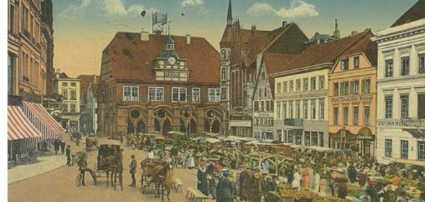 Eine alte Postkarte zeigt, dass der Wochenmarkt früher schon vor dem Rathaus stattfand
