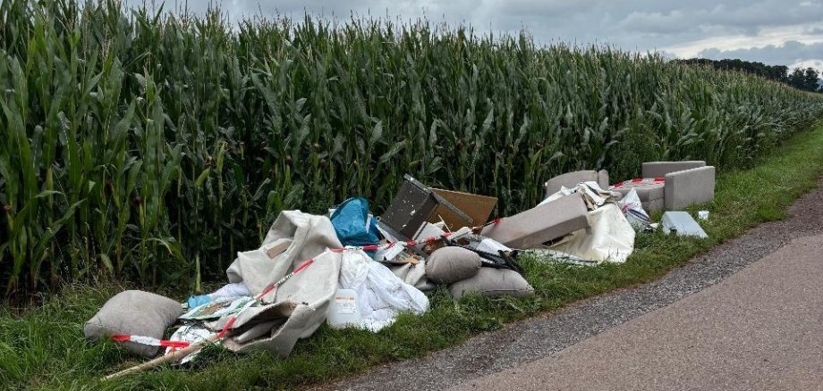 An einem Feldrand in Stemmer wurde dieser Müll illegal abgeladen