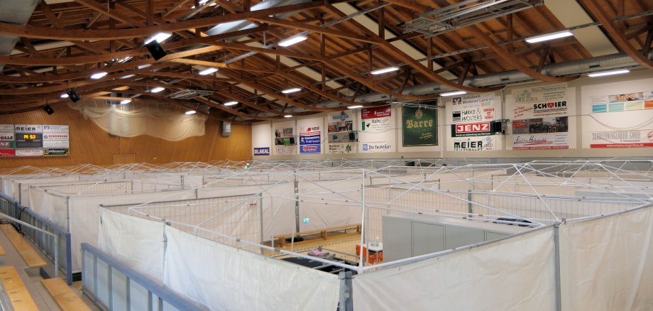 Gemeinschaftsunterkunft für Geflüchtete in der Mehrzweckhalle Stemmer