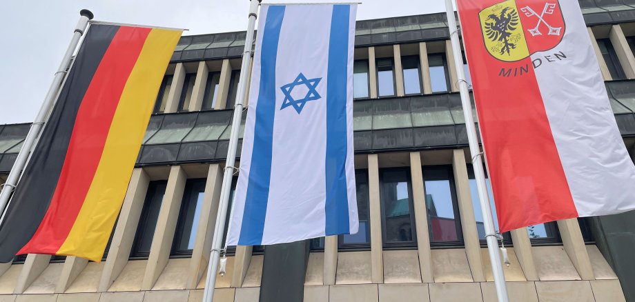 Am Rathaus wurde die Flagge Isreals als Zeichen der Solidarität gehisst