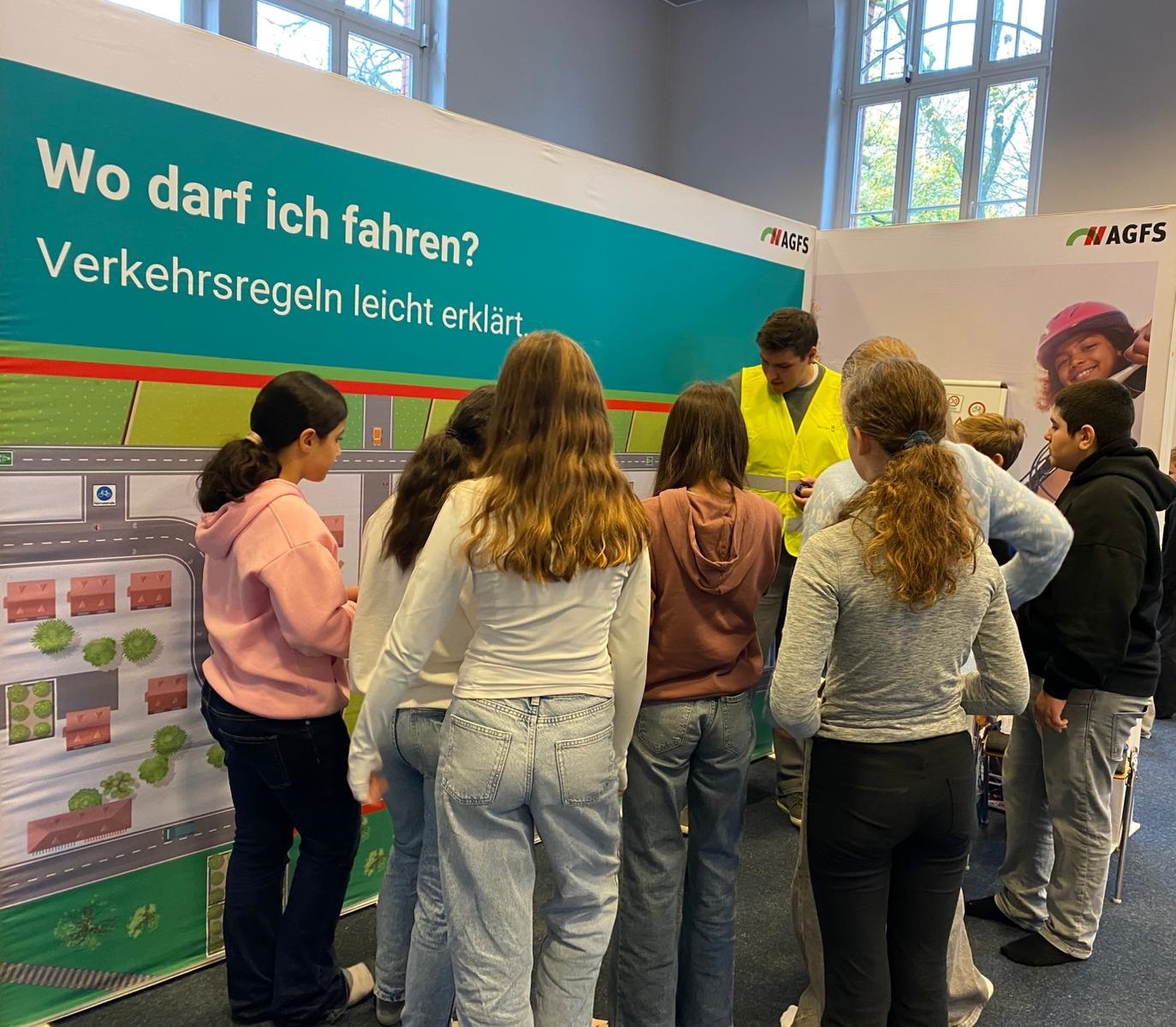 Jonas Göber erklärt interaktiv an einem Plan wichtige Verkehrsregeln und Verhaltensweisen im Straßenverkehr