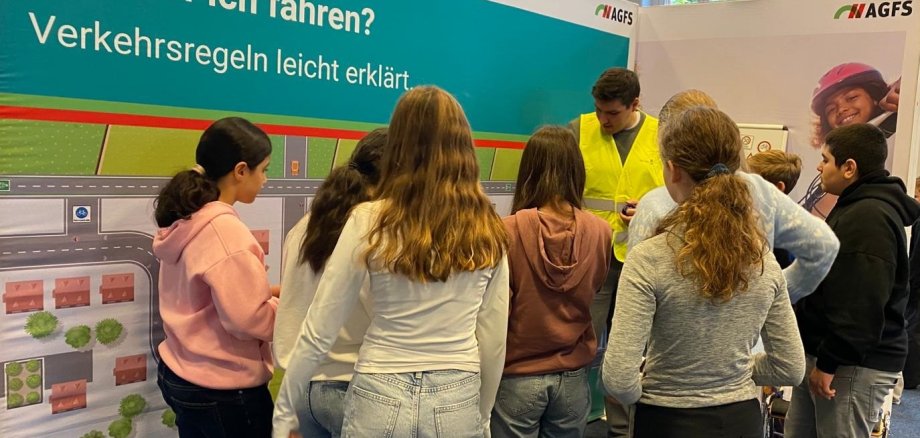 Jonas Göber erklärt interaktiv an einem Plan wichtige Verkehrsregeln und Verhaltensweisen im Straßenverkehr