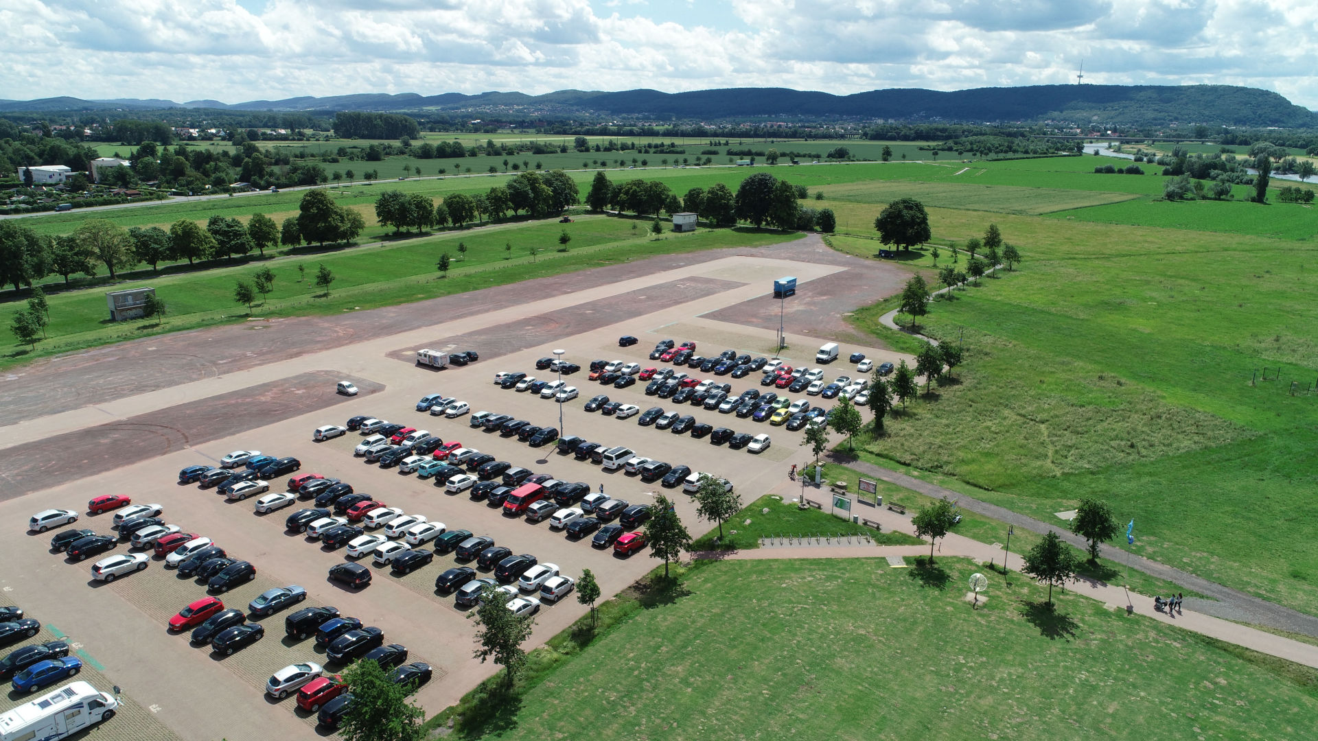 Der Großparkplatz Kanzlers Weide bietet Platz für 2000 Fahrzeuge Der Großparkplatz Kanzlers Weide bietet Platz für 2000 Fahrzeuge