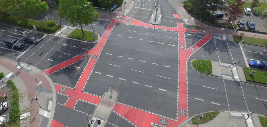 Die Kreuzung Klausenwall/Portastraße wurde mit Markierungen für Radfahrende versehen Die Kreuzung Klausenwall/Portastraße wurde mit Markierungen für Radfahrende versehen