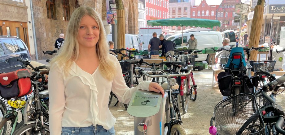Klimaanpasungsmanagerin Desiree Heggemeier an der Trinkwassersäule