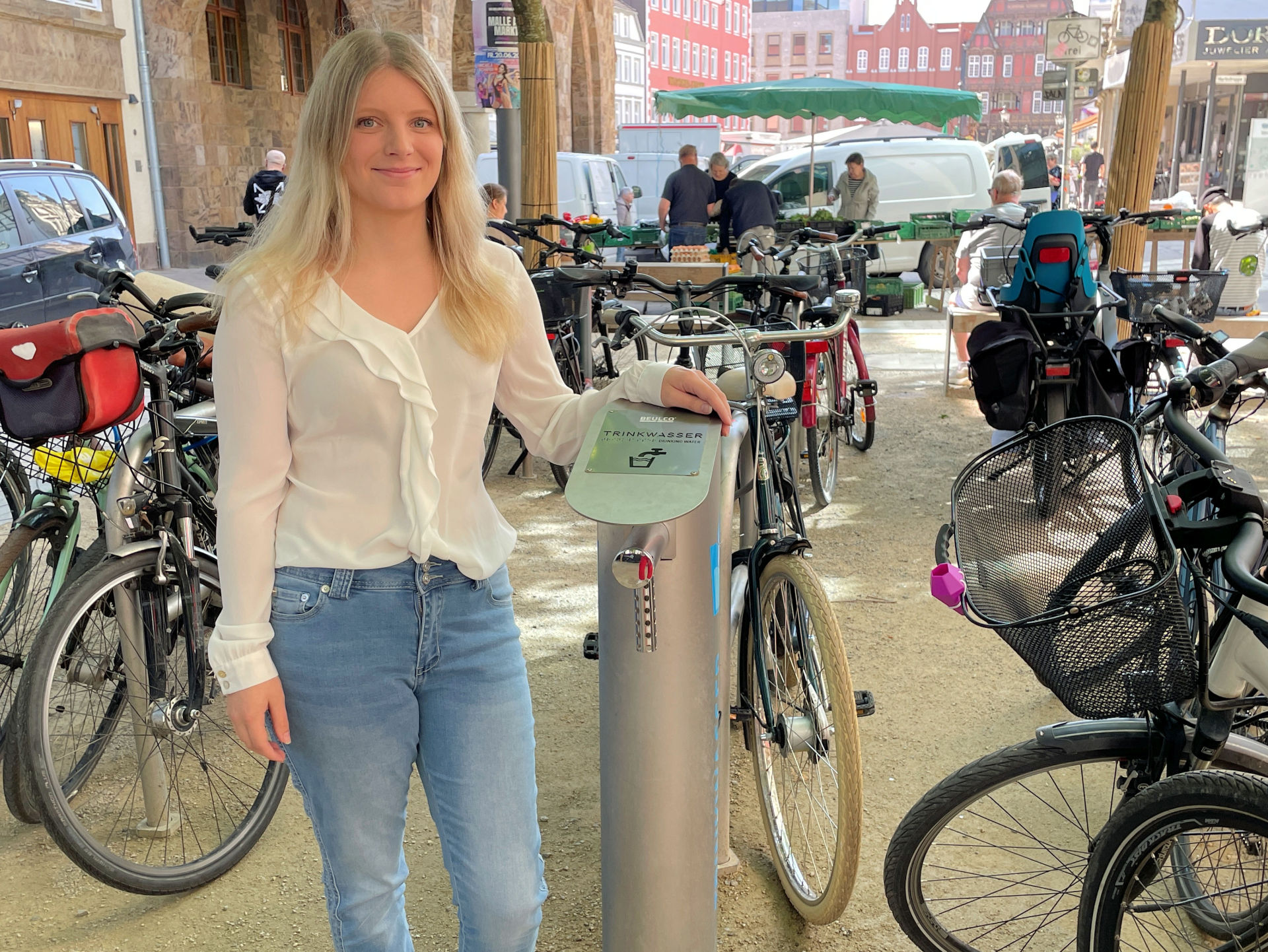 Klimaanpasungsmanagerin Desiree Heggemeier an der Trinkwassersäule Klimaanpasungsmanagerin Desiree Heggemeier an der Trinkwassersäule