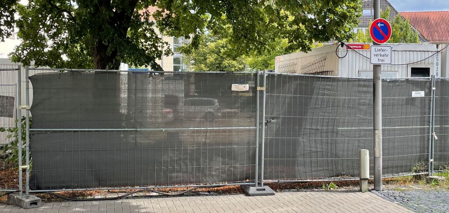 Die Ladezonen am Rand der Fußgängerzone sind den Lieferfahrzeugen vorbehalten 