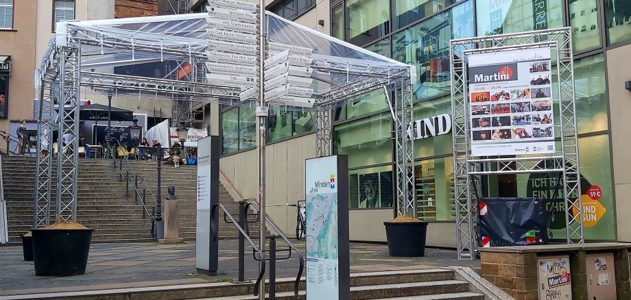 Für "Martini um 12" wurde in diesem Jahr ein Dach aufgestellt. Für "Martini um 12" wurde in diesem Jahr ein Dach aufgestellt.