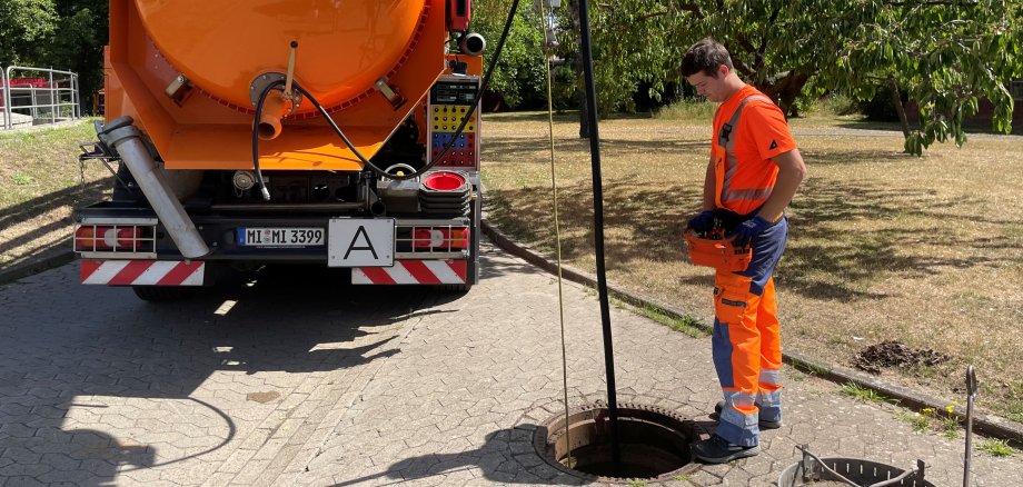 Von Montags bis freitags immer im Einsatz: das neue Hochdruckspül- und Saugfahrzeug der SBM