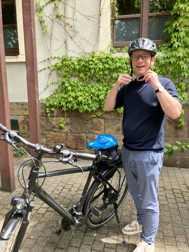 Mindens Bürgermeister Peter Kock mit Fahrrad und Fahrradhelm