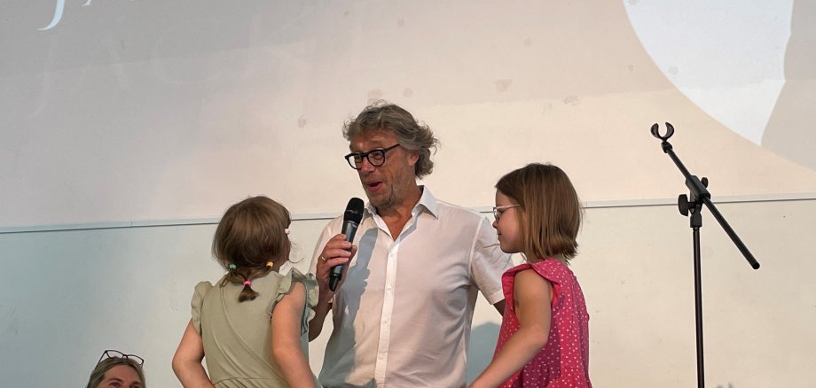 Mini Minden: Die beiden Bürgermeisterinnen begrüßen Michaek Jäcke