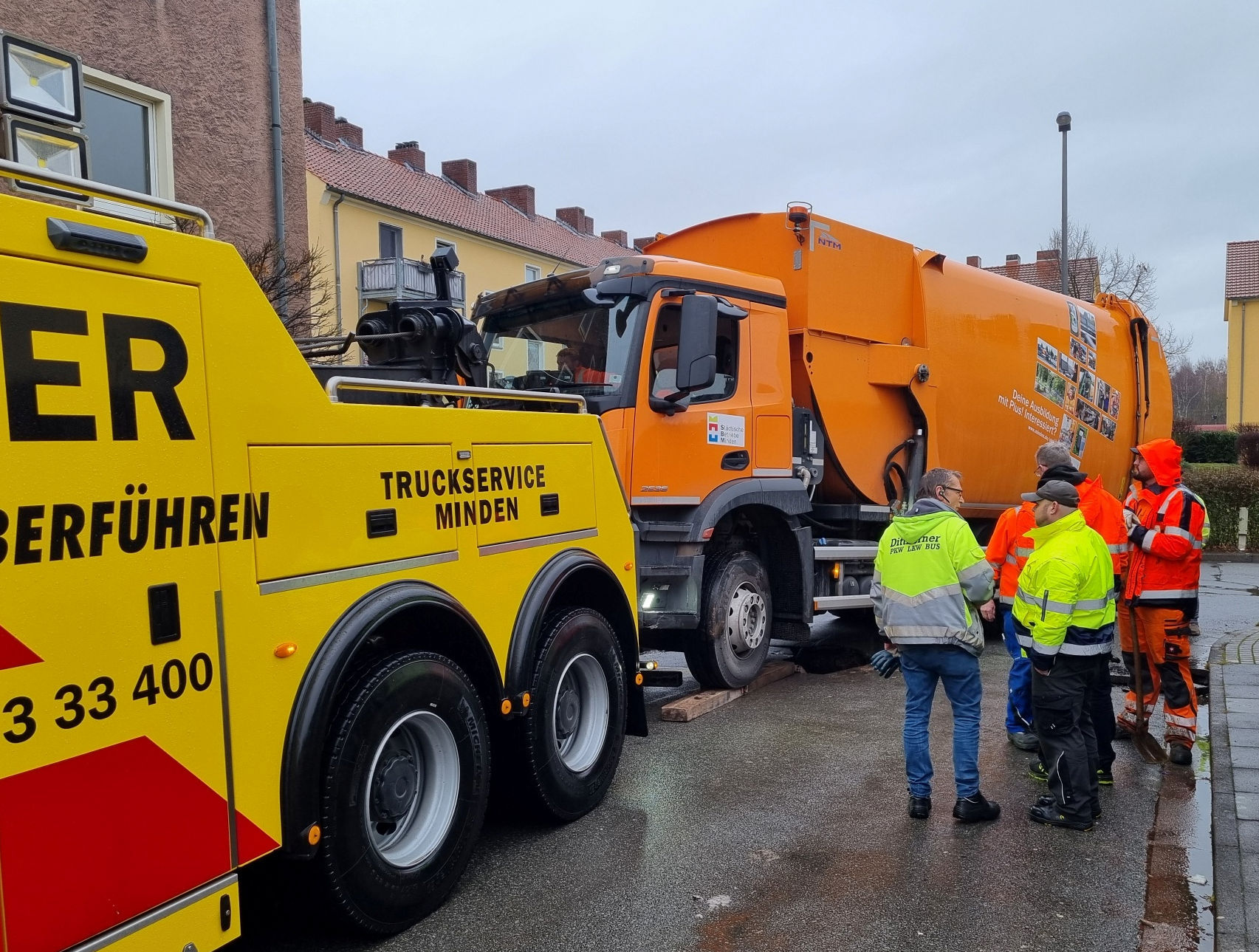 Um das Müllfahrzeug aus einer Lage zu befreien, musste ein Abschleppwagen geordert werden