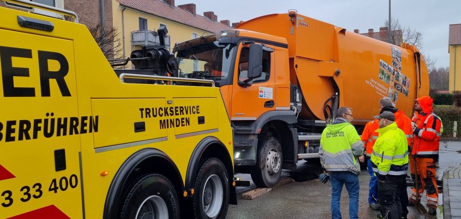 Um das Müllfahrzeug aus einer Lage zu befreien, musste ein Abschleppwagen geordert werden