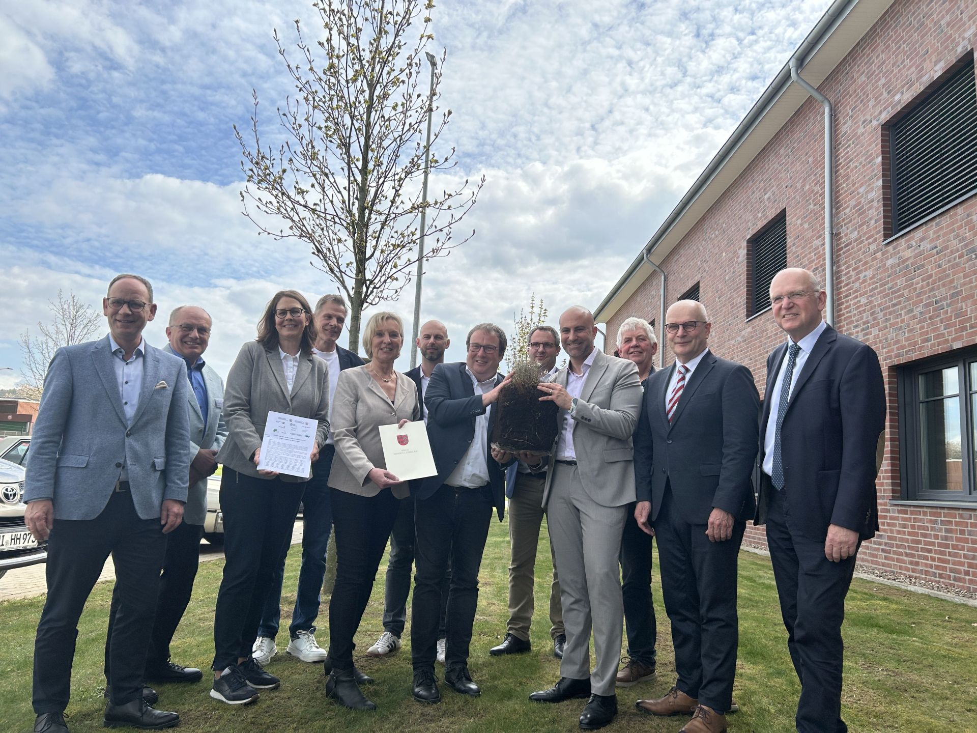 Viele Beteiligte Vertreter*innen des Kreises und der Kommunen unterzeichneten zusammen mit Minister Oliver Krischer eine Kooperationsvereinbarung