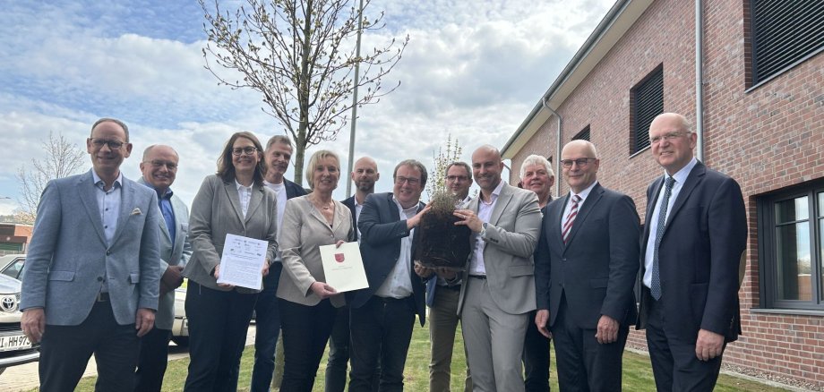 Viele Beteiligte Vertreter*innen des Kreises und der Kommunen unterzeichneten zusammen mit Minister Oliver Krischer eine Kooperationsvereinbarung