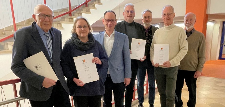 Bürgermeister Kock ernannte drei neue Ortsheimatpfleger*innen und verabschiedete einen aus dem Amt