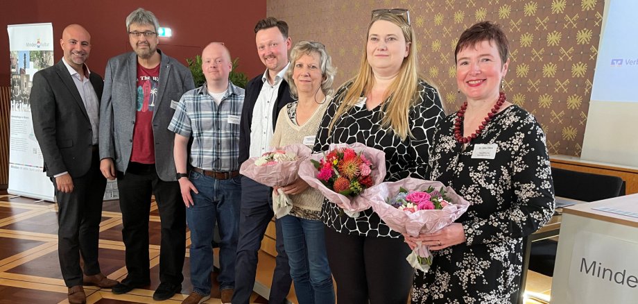 Landrat Ali Dogan (links) und die Geschäftsführerin des Westfälischen Heimatbundes, Dr. Silke Eilers (rechts), freuen sich über das neue Leitungsteam