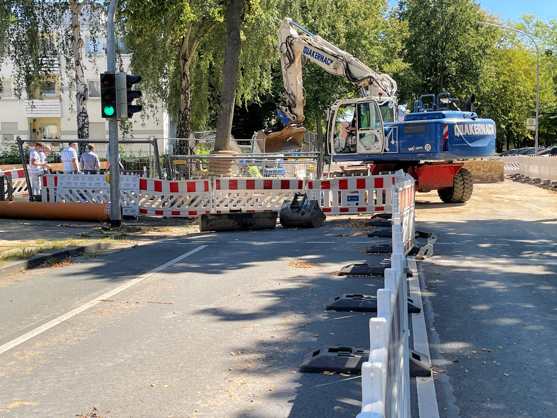 Noch stehen Bagger auf der Stiftsallee. In wenigen Tagen kann hier der Verlehr wieder rollen. Noch stehen Bagger auf der Stiftsallee. In wenigen Tagen kann hier der Verlehr wieder rollen.