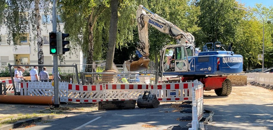 Noch stehen Bagger auf der Stiftsallee. In wenigen Tagen kann hier der Verlehr wieder rollen.