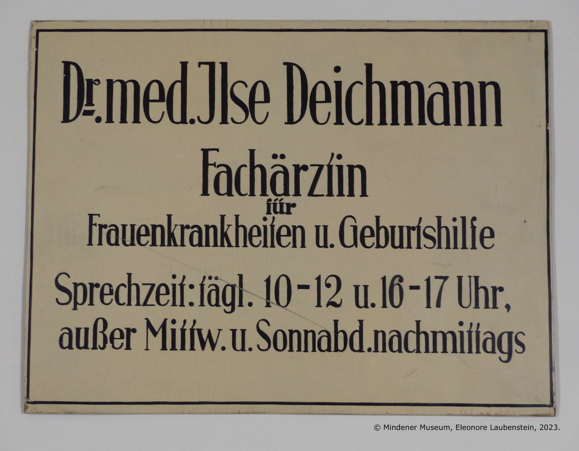 Praxisschild der Frauenärztin Dr. med. Ilse Deichmann