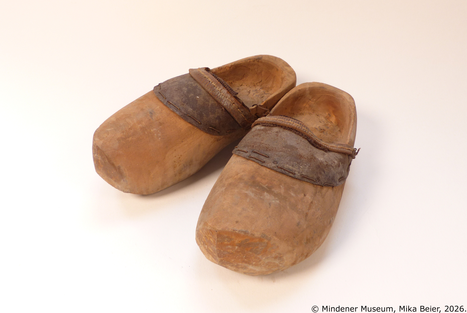 Ein paar Kinder-Holzschuhe aus einer Mindener Fabrik stehen im Fokus