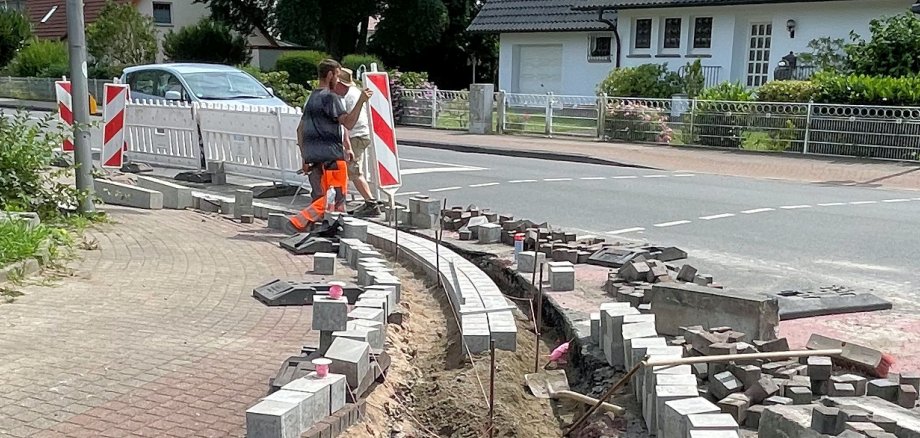 Zurzeit werden am Petershäger Weg die Gossen saniert